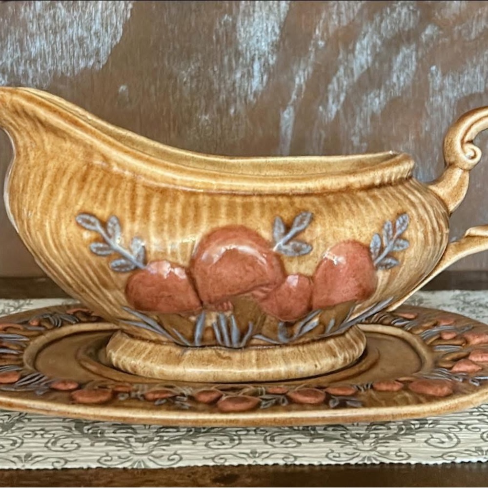 Vintage mushroom gravy boat, excellent condition